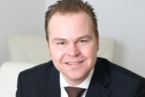 Clemens Schuerhoff, Kommalpha