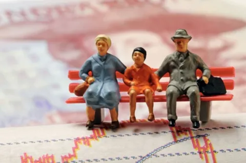 Die Durchschnittsrente in Schweden lag 2019 bei 1.850 Euro, davon rund 1.300 Euro aus der ersten Säule. Aber gerade einmal 70 Euro, also knapp vier Prozent der Gesamtrente, ­stammen aus der aktienbasierten Prämienrente.