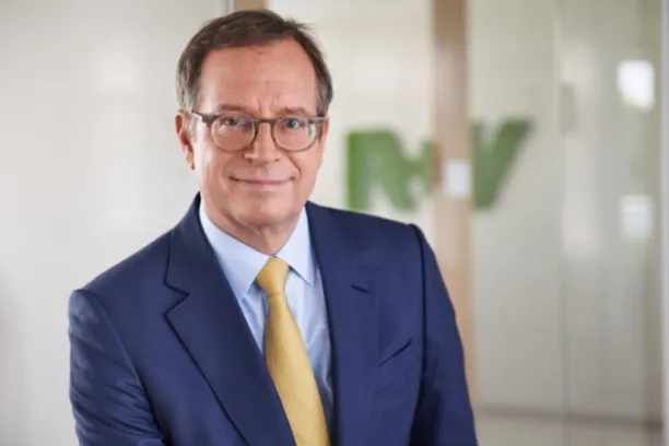 Nach Ansicht von R+V-Chef Norbert Rollinger sollte man künstliche Intelligenz eher "als einen Freund sehen, der uns wettbewerbsfähig nach vorne bringen kann, anstatt als Feind". 