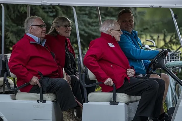 Warren Buffett übergibt den Chairman-Posten bei Berkshire Hathaway an seinen Sohn Howard (li.).