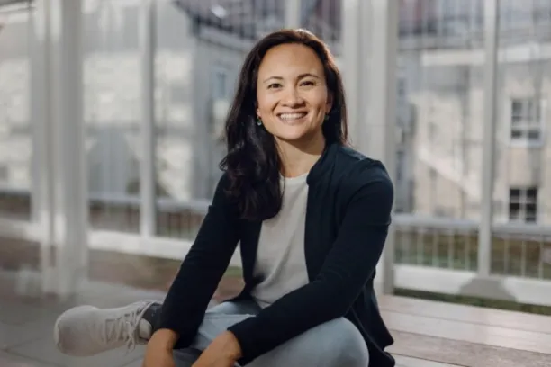 Miki Yokoyama ist Managing Director bei Aurum Impact, der Impact-Investing-Gesellschaft der Goldbeck-Familie. Über Aurum Impact investiert sie sowohl in Impact-Fonds als auch direkt in Startups, die eine messbare positive ökologische oder soziale Wirkung erzielen möchten.
