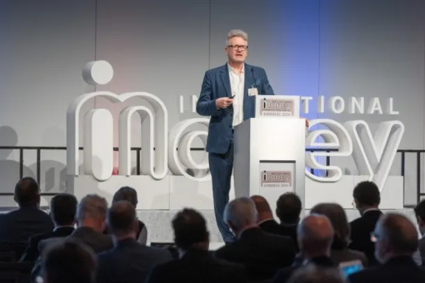 Der Universalgelehrte Adam Tooze bei seinem Vortrag am 15. Institutional Money Kongress in Frankfurt.
