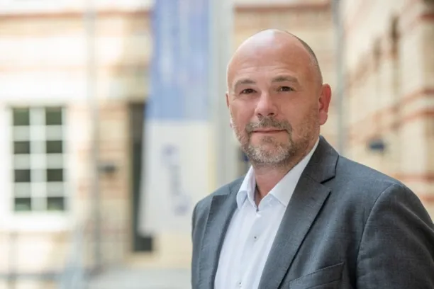 Dr. Reint E. Gropp ist seit 2014 Präsident des IWH und Inhaber eines Lehrstuhls für Volkswirtschaftslehre an der Otto-von-Guericke-Universität Magdeburg. Am IWH leitet er die Abteilung Gesetzgebung, Regulierung und Faktormärkte kommissarisch. Er ist Associate Fellow des Centre for Economic Policy Research (CEPR) und Berater verschiedener Zentralbanken. 2021 wurde er zum Sprecher der Sektion-B-Institute der Leibniz-Gemeinschaft gewählt. Gropp hat Volkswirtschaftslehre an der  Universität Freiburg und der U