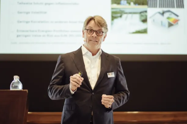 AREAM-Geschäftsführer Markus W. Voigt leitet am 13. Institutional Money Kongress in Wiesbaden einen Workshop zum Thema Erneuerbare Energien.