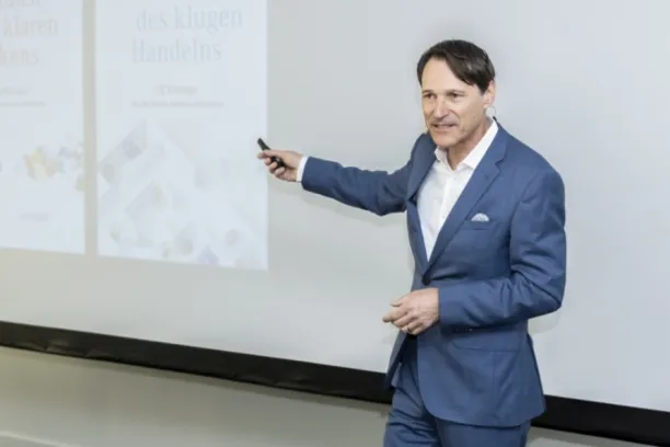 Rolf Dobelli, streitbarer Denker für eine geordnete und mitunter reduzierte Art der Informationsgewinnung und -verarbeitung, hielt am Institutional Money Kongress 2025 einen vielbeachteten Vortrag.
