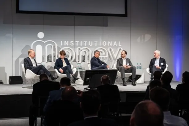 ifo-Präsident Prof. Clemens Fuest, Wirtschaftsweise Prof. Veronika Grimm, Moderator Gabor Steingart, Goldman Sachs-Chefökonom Jan Hatzius und Prof. Andreas Dombret (v.l.n.r) im Gespräch.