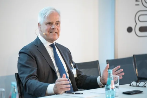 Prof. Dr. Dr.h.c. Andreas Raymond Dombret gab am Institutional Money Kongress 2024 einen hochinteressanten Ausblick betreffend Invasion, Inflation und Zinsen.