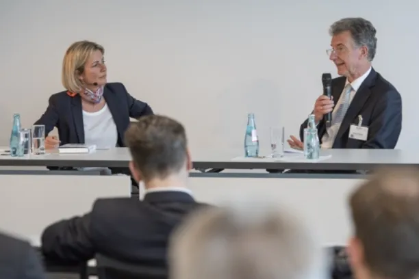 Der Vorsitzende der Münchner Sicherheitskonferenz, Christoph Heusgen, im Dialog mit Starmoderatorin Sissi Hajtmanek.