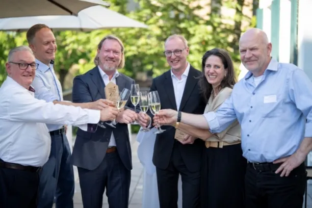 Stoßen freudig auf den Preisträger an (von links): Jürgen Scharfenorth, Frank G. Vogel, Jürgen Geib, Felix Schleer, Wiebke Merbeth und Andreas Fritz. 