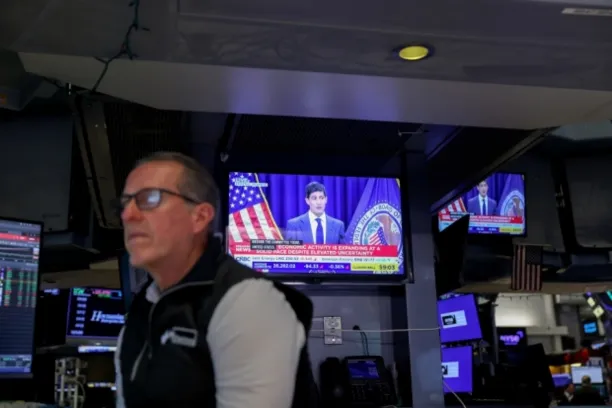Ein Fernsehsender überträgt Kevin Warsh, Vorsitzender der US-Notenbank Federal Reserve, bei seiner Rede nach einer Sitzung des Offenmarktausschusses FOMC – aufgenommen am Parkett der New Yorker Börse.