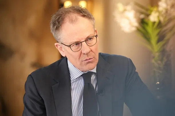 Michael Hartnett, Bank of America: "Wer Chips, seltene Erden, Mineralien und Öl besitzt, gewinnt den KI-Wettlauf."