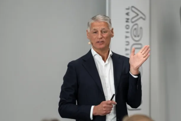 Matthias Schranner hielt am Institutional Money Kongress 2025 einen vielbeachteten Vortrag mit dem Titel "Verhandeln im Grenzbereich".