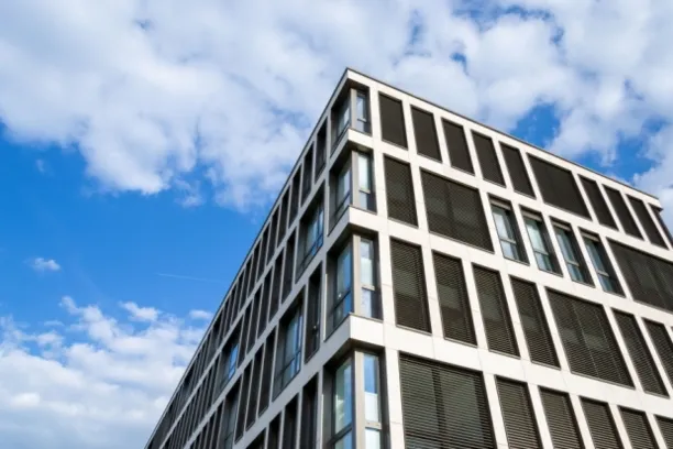 Der Markt für Büroimmobilien polarisiert sich zunehmend. Während hochwertige Objekte hohe Mieten verzeichnen, stehen ältere Bestandsobjekte zunehmend leer.