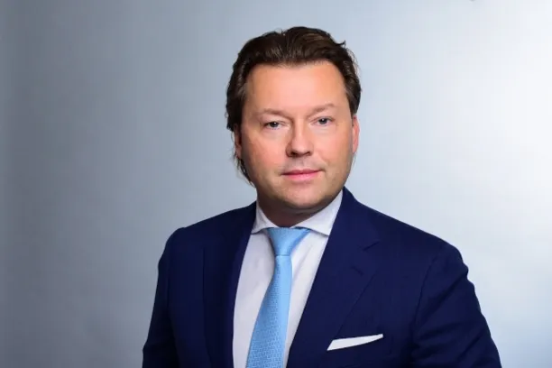 Dr. Marcel V. Lähn, Vorstand & CIO von Feri: „Long/Short-Strategien sind ein unverzichtbarer Portfolio-Baustein einer Hedgefonds-Allokation. Mit diesen beiden innovativen Fonds bauen wir unser eigenes Multi Asset-Angebot konsequent weiter aus und ermöglichen Investoren exklusiven Zugang zu unserer langjährigen Investment-Expertise im Hedgefondsbereich.” 