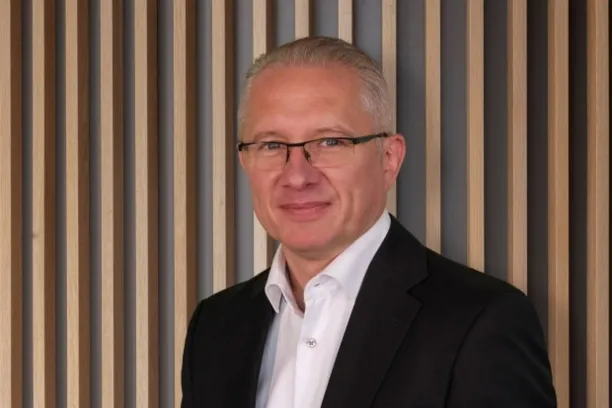 Adrian Daniel, Laiqon