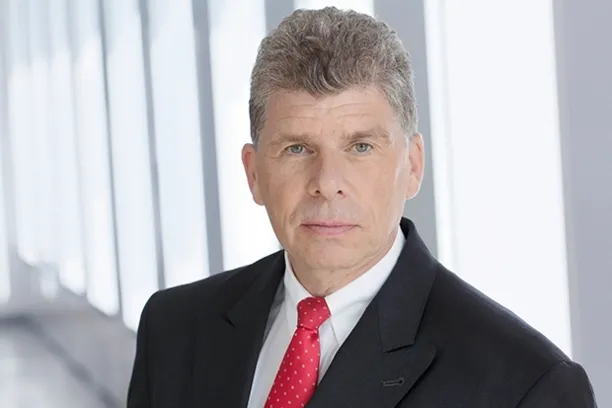 Matthias Danne, Refence: "Refence will eine Brücke bauen zwischen dem Finanzierungsbedarf der öffentlichen Hand, etwa dem Verteidigungsministerium, und den Anforderungen des privaten Kapitalmarkts."