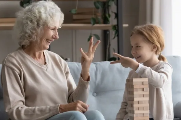 Kinder könnten gemeinsam mit Eltern oder Großeltern lernen, was zum Beispiel ein diversifiziertes Portfolio für die eigene Altersvorsorge bedeutet. 