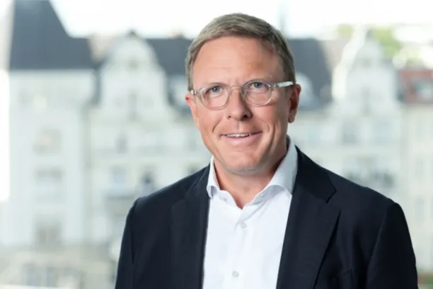 Jens Tolckmitt, Hauptgeschäftsführer des VDP: "Das Immobilienfinanzierungsneugeschäft der Pfandbriefbanken weist für das erste Halbjahr 2026 Zuwächse auf; die Entwicklung in diesem Geschäftsfeld verläuft solide. Die Darlehensvergabe liegt jedoch weiterhin deutlich unterhalb der Volumina, die vor der Zinswende erreicht worden sind."