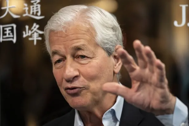 Jamie Dimon, CEO von JPMorgan Chase & Co. und das wahrscheinlich bekannteste Banker-Gesicht der Welt am Rande des JPMorgan China Summit in Shanghai, am 21. Mai 2026 – seine Nachfolge könnte sich auf zwei Kandidaten zugespitzt haben.