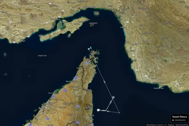 Die „Kavomaleas“ tauchte gemäß dem von Bloomberg bereitgestellten Satellitenbild am frühen Montag wieder in der Straße von Hormus vor der omanischen Küste auf. Die Ortungsdaten deuten darauf hin, dass das Schiff dort vor Anker liegt.