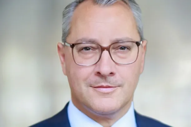 Philip La Pierre, Head of Europe bei LaSalle: „Es erfüllt uns mit Stolz, in einem so wettbewerbsintensiven Verfahren ausgewählt worden zu sein. Unser Fokus liegt nun darauf, ein hochwertiges, ertragsstarkes Portfolio im Auftrag des Kunden aufzubauen.“